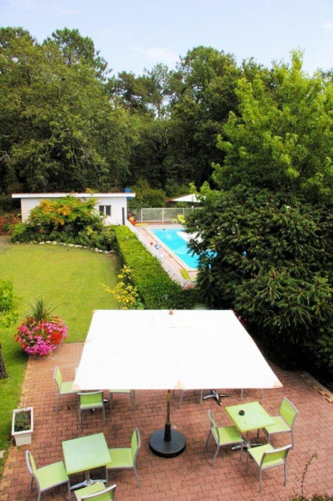 Logis Hotels - Le Pont Bernet - Hotel 2 Etoiles Et Restaurant Le Pian-Médoc Exterior foto