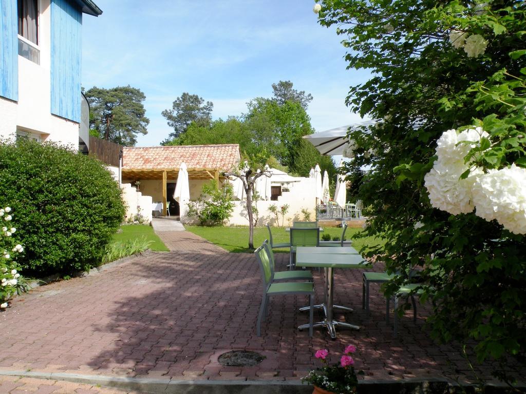 Logis Hotels - Le Pont Bernet - Hotel 2 Etoiles Et Restaurant Le Pian-Médoc Exterior foto