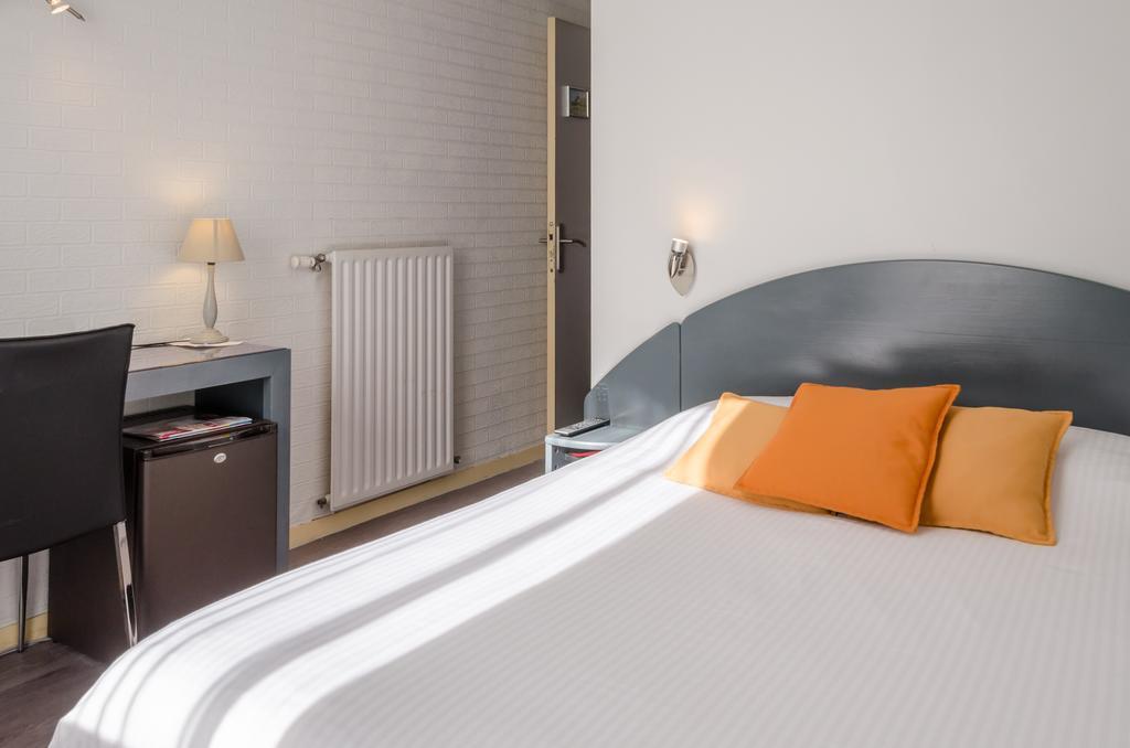 Logis Hotels - Le Pont Bernet - Hotel 2 Etoiles Et Restaurant Le Pian-Médoc Quarto foto