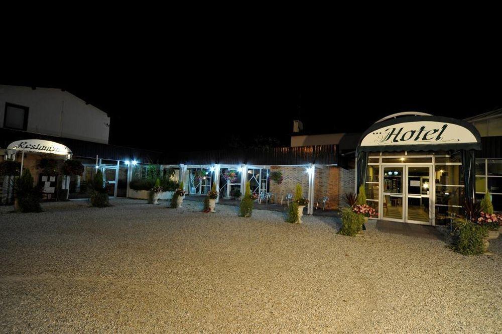 Logis Hotels - Le Pont Bernet - Hotel 2 Etoiles Et Restaurant Le Pian-Médoc Exterior foto